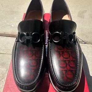 Salvatore Ferragamo Men's Black and Burgundy Loafers